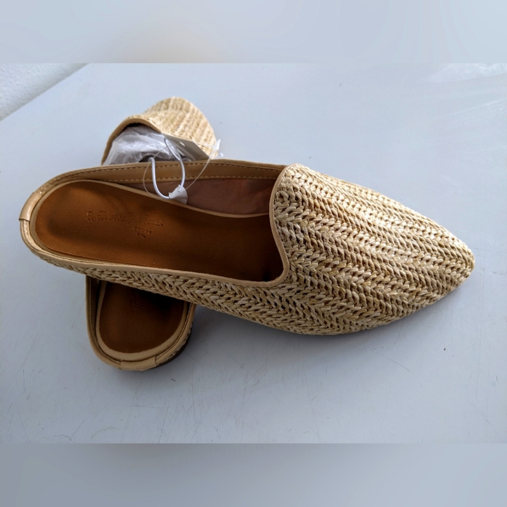 NWT Woven Universal Thread slides